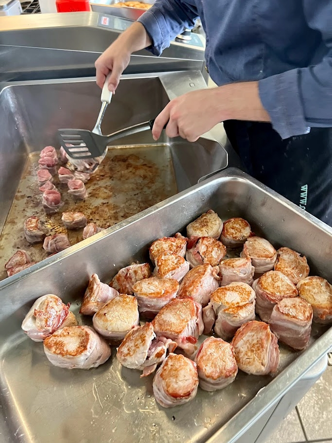 Catering-Service Schimion, Chefkoch brät Steak in der Küche